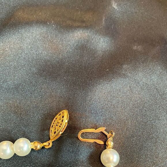 Vintage 80s Faux Pearls with Gold Tone Fish Hook Clasp - Picture 3 of 6